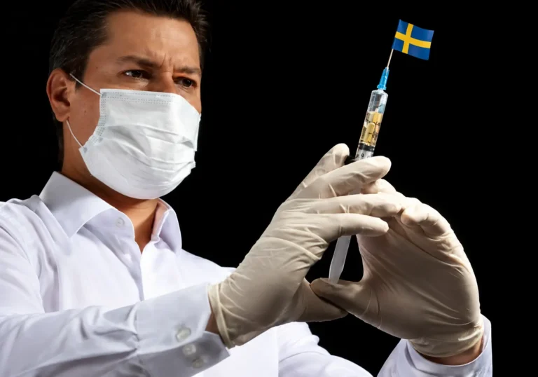 Läkare i mask och handskar håller en spruta med svensk flagga - illustration av medicinsk bedömning vid kokainbehandling för svenska klienter