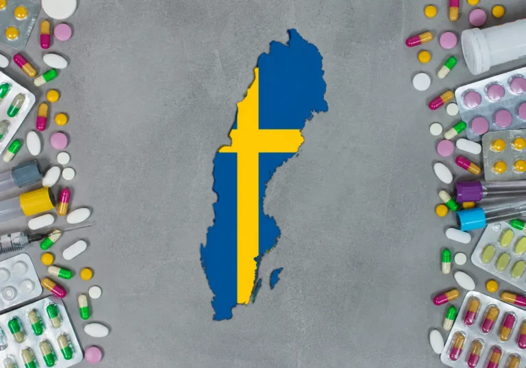Sverigekarta med svensk flagga omgiven av olika läkemedel och kapslar - illustration av narkotika- och läkemedelsberoende i Sverige