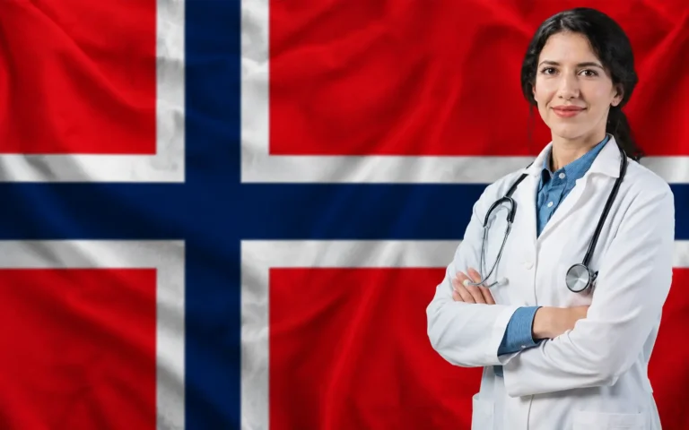 Norsk lege med stetoskop foran norsk flagg
